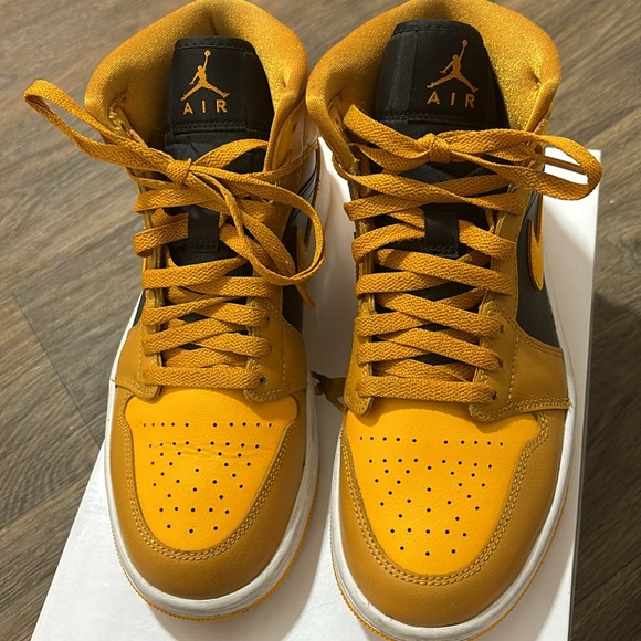 SOLD!! Size 9 Women’s Air Jordan Mid - Picture 4 of 7
